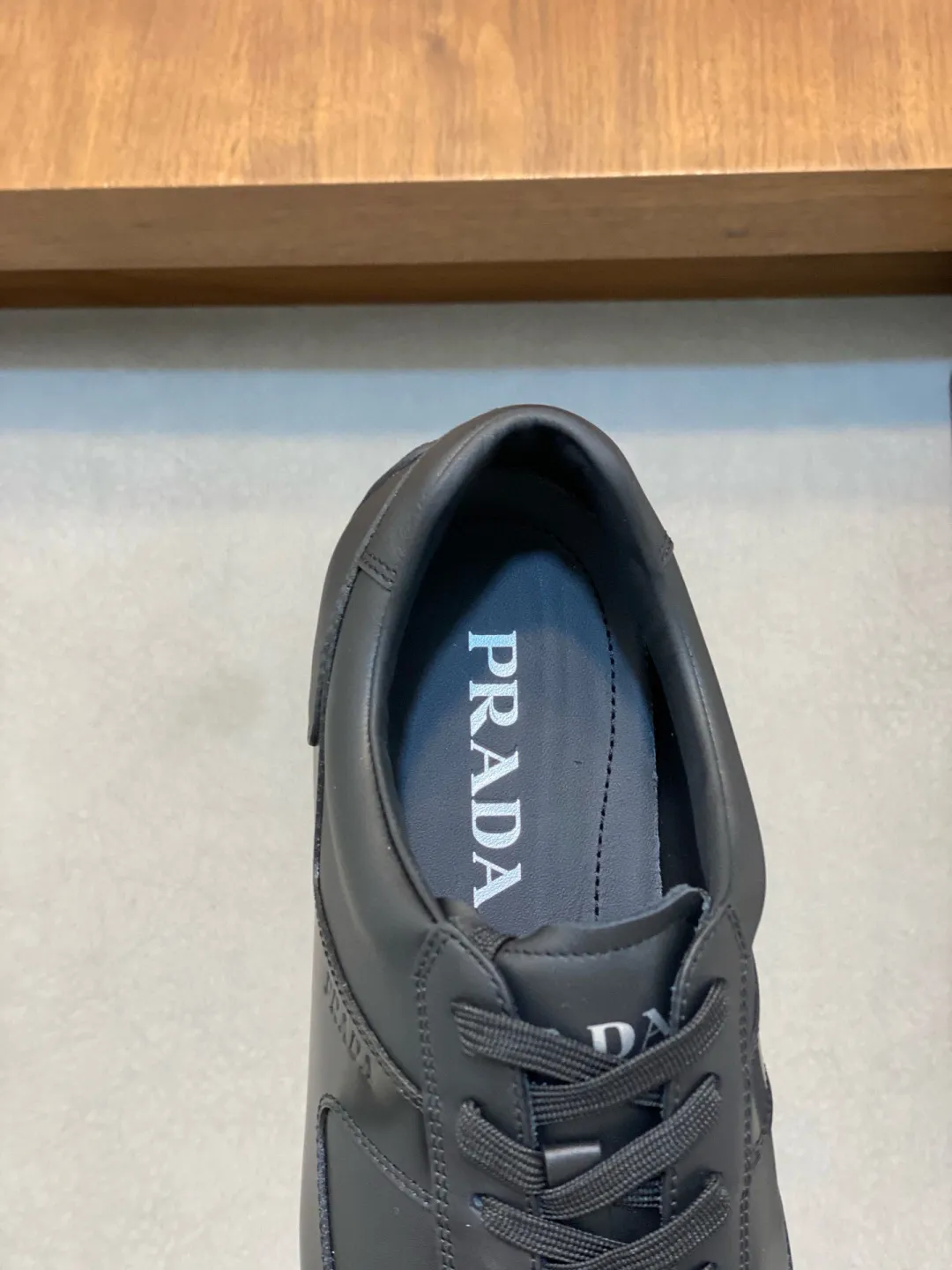 Men's Men's Shoes 💰800 Prada/Prada Men's Leather Casual Sports Shoes, a hot product made in Guangzhou! Made of imported calfskin splicing upper, three-dimensional geometric segmentation, precision manufacturing, uniform stitching, leather texture at a glance, multi-color splicing, fashionable and generous, soft, comfortable and breathable, decorated with PRADA letter logo on the outside, classic letter logo on the tongue, fabric strap on the heel, P family's classic sports shoe type, with fabric lining, silver logo cowhide foot pads, and P family's exclusive rubber outsole. The details are carefully crafted, making it a versatile item for travel! Comes with original box and dust bag! Multiple colors available! Size: 39-40-41-42-43-44 standard leather shoe size (38, 45 customized ¥)